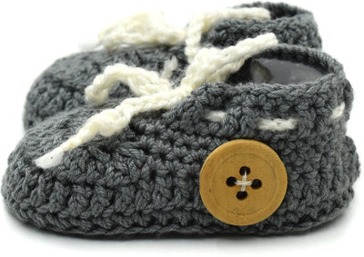 

Magic Needles Handmade Soft Sole Prewalker 4164_0-3 Months Booties(Toe to Heel Length - 10 cm Grey)