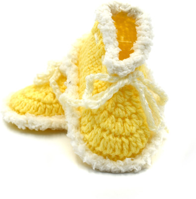 

Magic Needles Handmade Soft Sole Prewalker 4085_3-6 Months Booties(Toe to Heel Length - 11 cm Yellow)