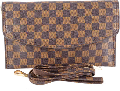 

Daks Casual Brown Clutch