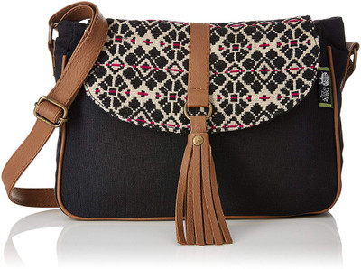 

Kanvas Katha Tote(Multicolor)