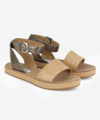 

Clarks Women Tan Combi Flats