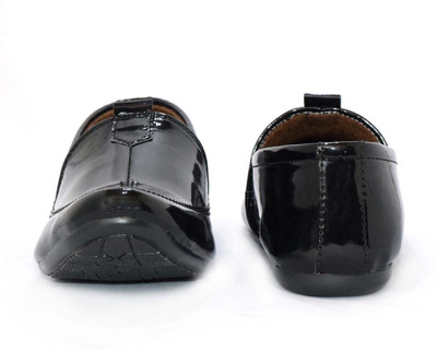 

BLUE POP Black Patent Leather Ehthnic Party Wear Mojaris Mojaris For Men(Black