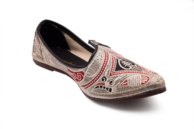 

Clash Clash Mojari for men Mojaris For Men(White, White::red line