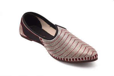 

Clash Clash Mojari for men Mojaris For Men(Silver, Silver::red