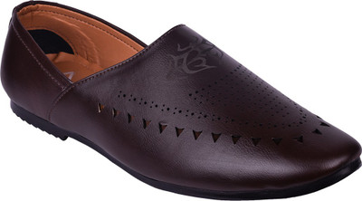 

AVEERO Stylish Party Wear Casual Nagra Jutis Jutis For Men(Brown