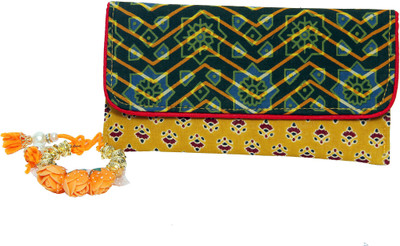 

ERA INNOVATIVE GIFTING Casual Green Clutch