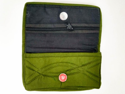 

Feel alive Casual Green Clutch