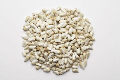 

Pet Care safflower seeds for budgies,cocktails,finches,conures,parrots,and other birds Nuts 1500 Dry Bird Food