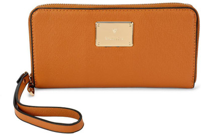 

Van Heusen Woman Party Tan Clutch