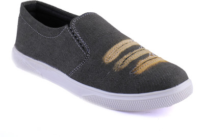 

MORRO Slip On Sneakers For Men(Green