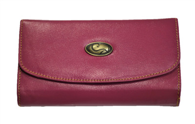

Leatherbakkam Party Pink Clutch