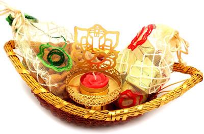 

Ghasitaram Gifts Hampers-Boat Basket with Almonds, Chocolate Pouches and Ganesha T- Lite Combo(4)