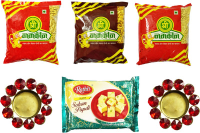 

Shree Namkeen Diwali Gift Combo Namkeen and Sweet - Laung Sev, Mix Mixture and Poha Sev - Rathi's Sohan Papdi Pack of 4, 200g. Each, Along with a Set of 2 Decorative Tealight Candle Holders. Combo(1 unit of Shree Namkeen Laung Sev, 200grm, 1 unit of Shree
