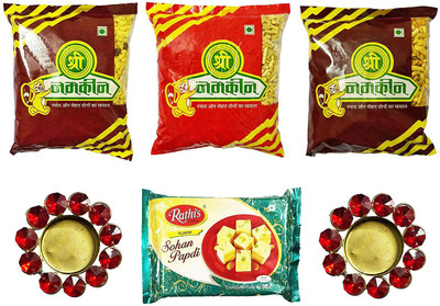 

Shree Namkeen Diwali Gift Combo Namkeen and Sweet - Khatta Mitha Mixture, Laung Sev and Mix Mixture - Rathi's Sohan Papdi Pack of 4, 200g. Each, Along with a set of 2 Decorative Tealight candle Holder Combo(1 unit of Shree Namkeen Laung Sev, 200grm, 1 uni