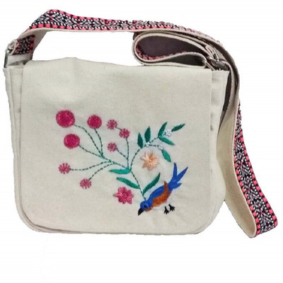 

La Vivia Men & Women Casual Beige Canvas Messenger Bag