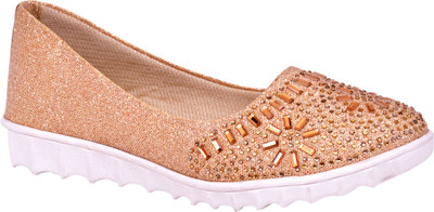 

REALFOOTWEAR Girls Slip on Jutis(Beige
