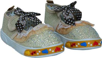 

Arete Girls Velcro Ballerinas(Gold, Golden