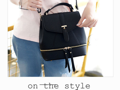 

Flying Berry Messenger Bag(Black)
