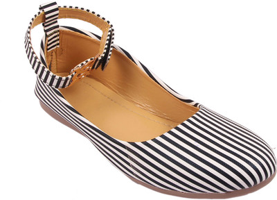 

NIRA Girls Slip on Jutis(Black, Black;white