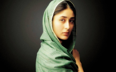 

Aabhaas Kareena Kapoor Wall Poster Fine Art Print(12 inch X 18 inch, Rolled)