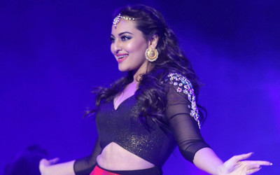 

Aabhaas Sonakshi Sinha Wall Poster Fine Art Print(12 inch X 18 inch, Rolled)