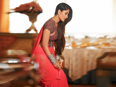 

Aabhaas Kareena Kapoor Wall Poster Fine Art Print(12 inch X 18 inch, Rolled)