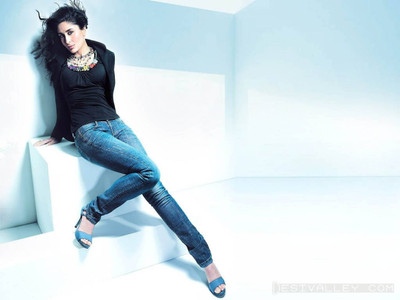 

Aabhaas Kareena Kapoor Wall Poster Fine Art Print(12 inch X 18 inch, Rolled)