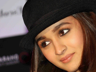 

Aabhaas Alia Bhatt Wall Poster Fine Art Print(12 inch X 18 inch, Rolled)