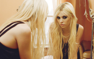 

Akhuratha Music Taylor Momsen Singers United States Wall Poster Fine Art Print(12 inch X 18 inch, Rolled)