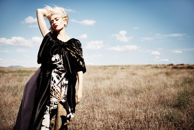 

Akhuratha Music Gwen Stefani Singers United States Singer American Blonde Lipstick Outdoor Wall Poster Fine Art Print(12 inch X 18 inch, Rolled)