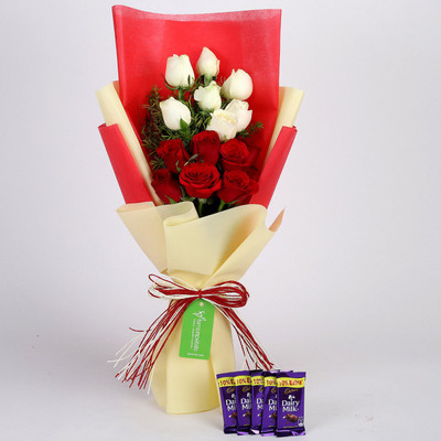 

Ferns N Petals Red & White Roses Beautifully Bouquet Wrapped with 5 Chocolate for Birthday/Anniversary/Valentine's Gifting Combo(200gm)
