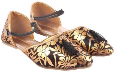Kesar Designs Girls Slip on Jutis(Black