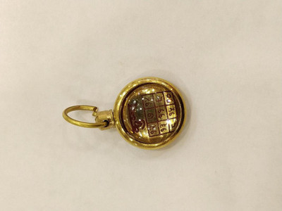 Raviour Lifestyle Kumbh Rashi Aquarius Zodiac Pendant with Yantra in ashtdhatu for Men and Women Brass