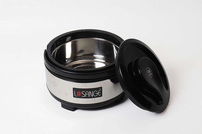 Xllent Xllent Collections casserole that'll help you serve hot and delicious food to your family and guests. Designed to keep cooked food hot for hours, it'll eliminate the need of warming it multiple times before serving, which often results in losing the original flavor and aroma of spices and her