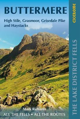 Walking the Lake District Fells - Buttermere(English, Paperback, Richards Mark)