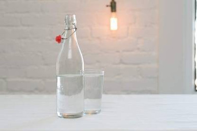 https://rukminim1.flixcart.com/image/400/400/kd7pevk0/bottle/v/p/8/1000-glass-water-bottle-with-swing-cap-1000-ml-bottle-glass-original-imafu6bqhgcukjxs.jpeg?q=90
