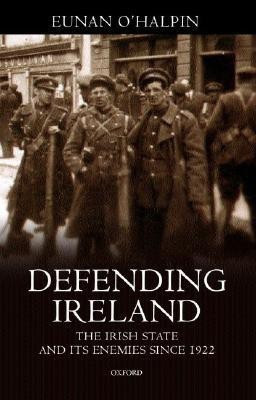 Defending Ireland(English, Hardcover, O'Halpin Eunan)