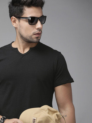 Roadster Solid Men V Neck Black T-Shirt