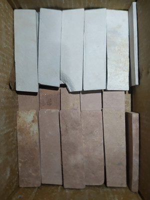 Brighty 1kg mix white and red colour natural earthy slate chips billards chalk box(15 Sticks)