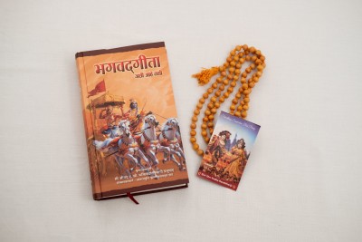 Bhagavad Gita As It Is : Marathi (Mantra Meditation Beads & Card)(Hardcover, Marathi, His Divine Grace A.C. Bhaktivedanta Swami Prabhupada)