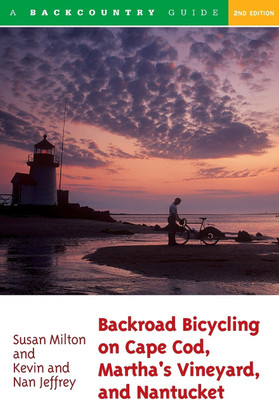 Backroad Bicycling on Cape Cod, Martha's Vineyard, and Nantucket(English, Paperback, Milton Susan)