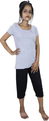 AKRITYAI FASHIONS Women Solid Grey Top & Capri Set