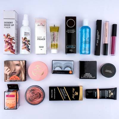 Rose Leaf Make up Kit - High coverage foundation, Primer, Compact, Beauty blender, Eyelashes, Concealer, Loose powder, Lipstick, Makeup fixer, Makeup remover, Blusher / highlighter (11 items in the set)