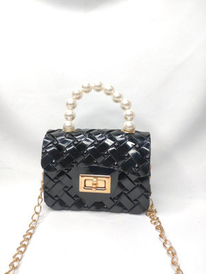 sen store Black Sling Bag no model