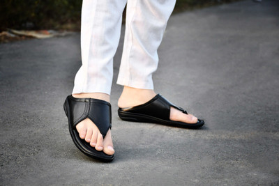 Reev Men Flip Flops(Black , 8)