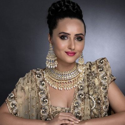 Sukkhi Alloy Gold-plated White, Gold Jewellery Set(Pack of 1)