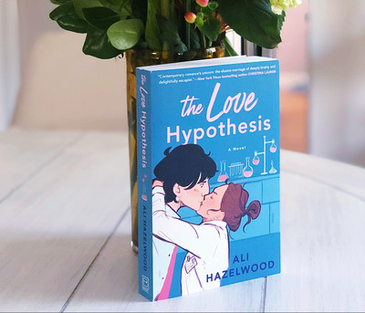 The Love Hypothesis : Tik Tok Sentation(Paperback, Ali Hazelwood)