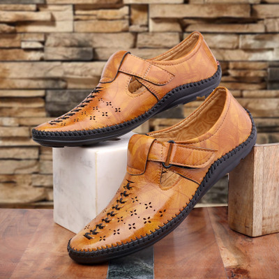 TOASTY TOES Men Sandals(Tan , 6)