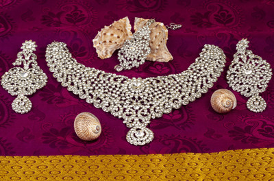 VATSALYA creation Alloy Gold-plated White Jewellery Set(Pack of 1)