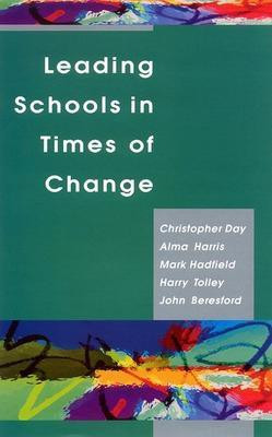 LEADING SCHOOLS IN TIMES OF CHANGE(English, Paperback, Day Christopher)